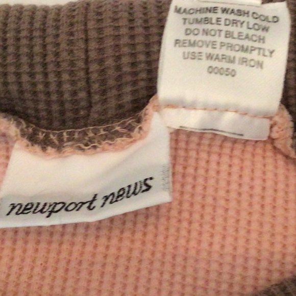 Newport News 3/4 sleeve pink top with grey/brown neck & pocket trim - Picture 10 of 10